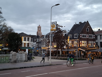 916071 Gezicht in de Lange Jufferstraat te Utrecht, vanaf de Wittevrouwenbrug, tijdens de schemering, met op de ...